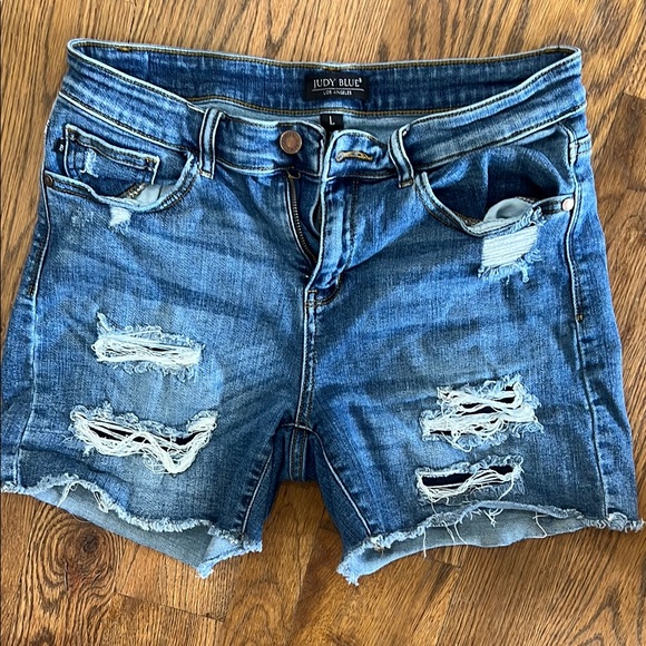 Judy Blue distressed denim shorts - Picture 1 of 3